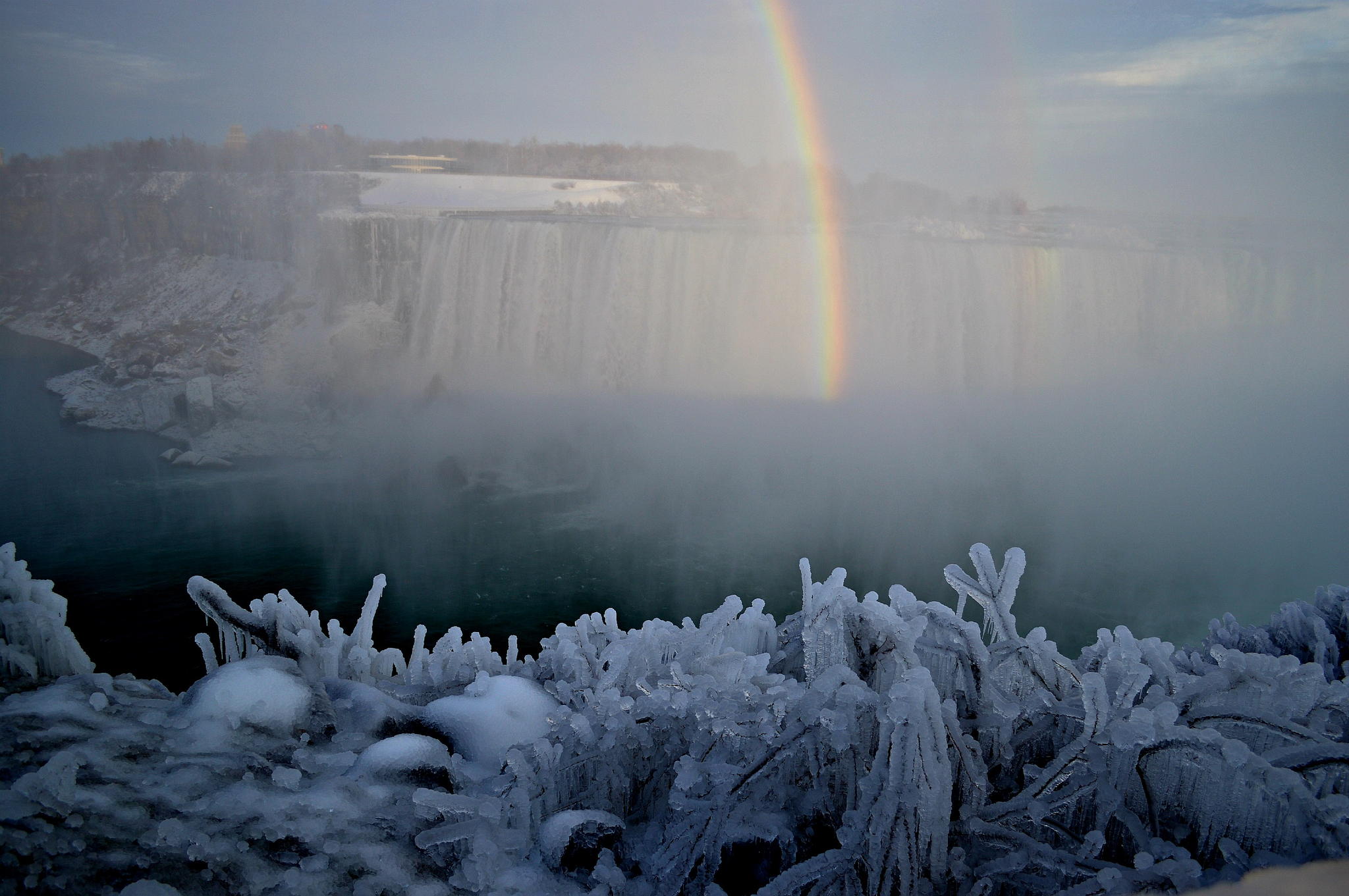 20 Spectacular Images of Frozen Niagara Falls