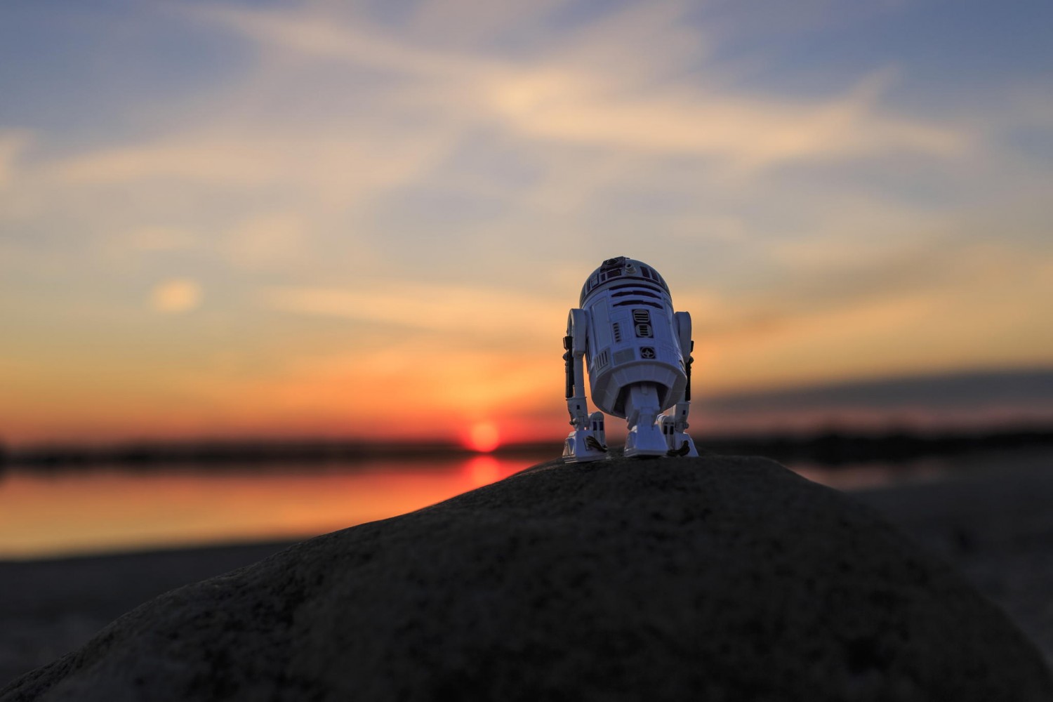 25 Reimagined Images Of R2-D2 Wandering The World Alone
