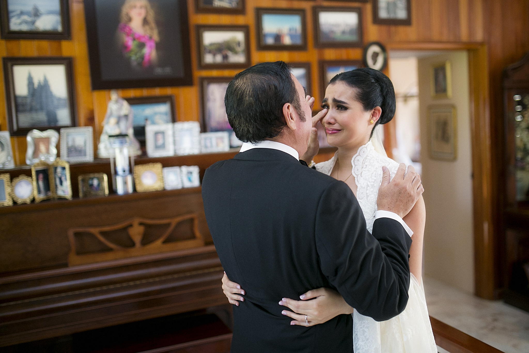 25 Tear-Jerking Photos Of Fathers Of The Bride