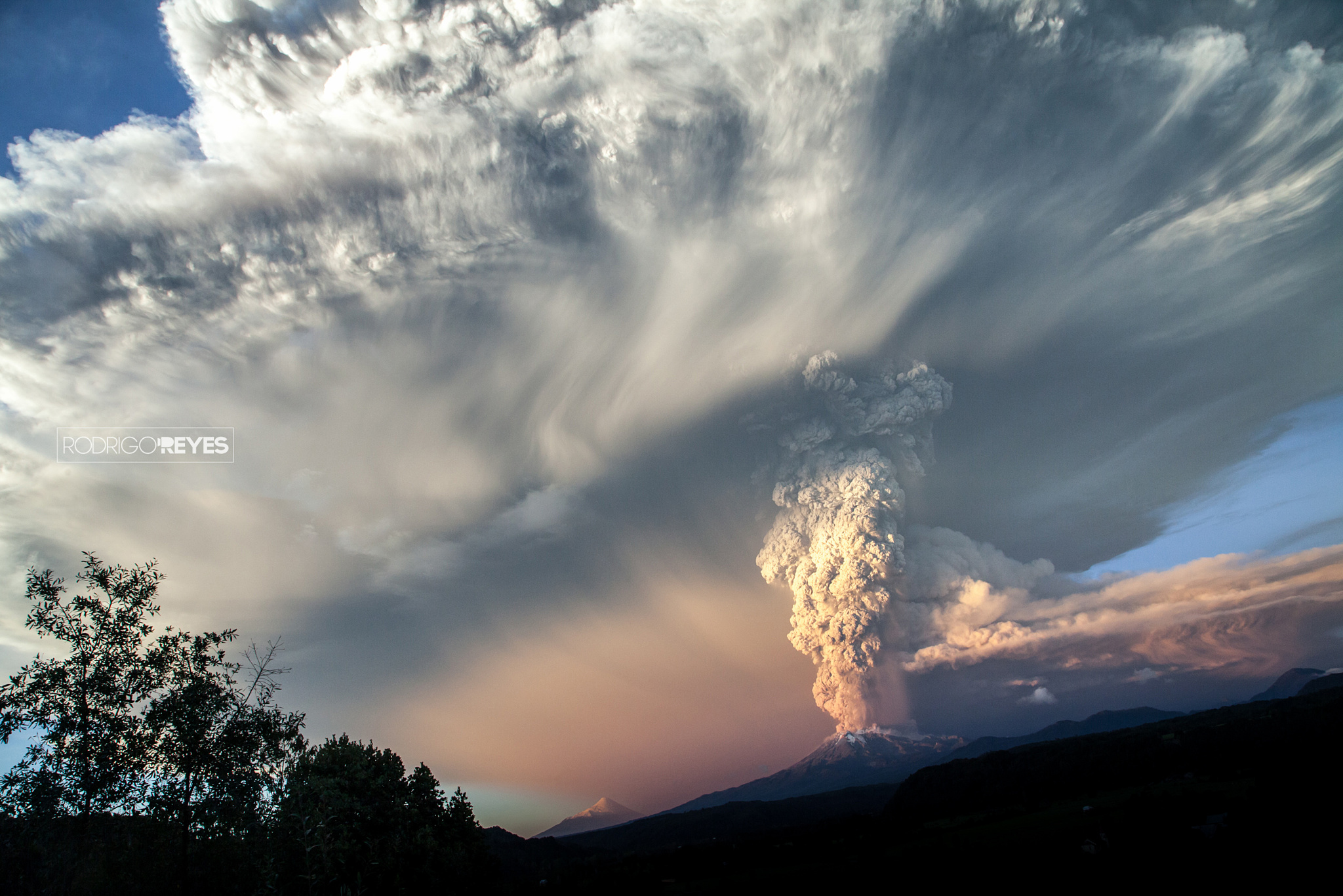 21 Jaw-Dropping Photos of the Calbuco Volcano Erupting in Chile