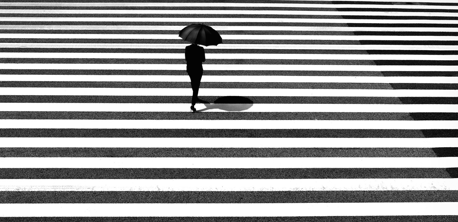 15 Brilliant Black & White Street Shots by Junichi Hakoyama