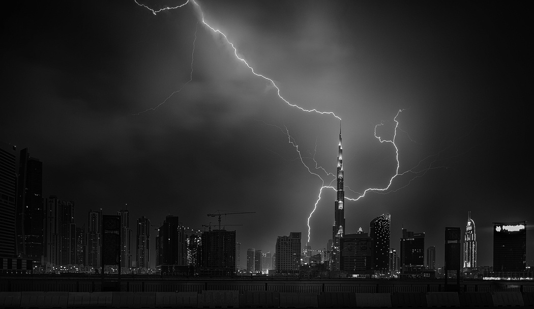 15 Photos of Lightning Striking Iconic Buildings Around the World