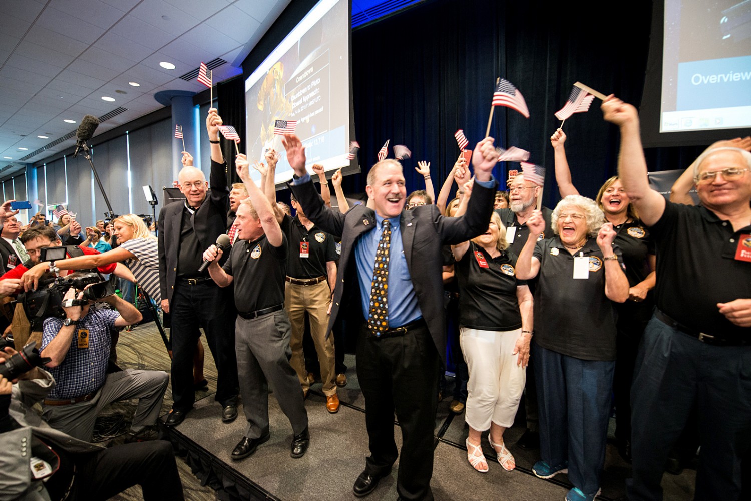 Photographer Captured the New Horizons Team the Moment We Passed Pluto