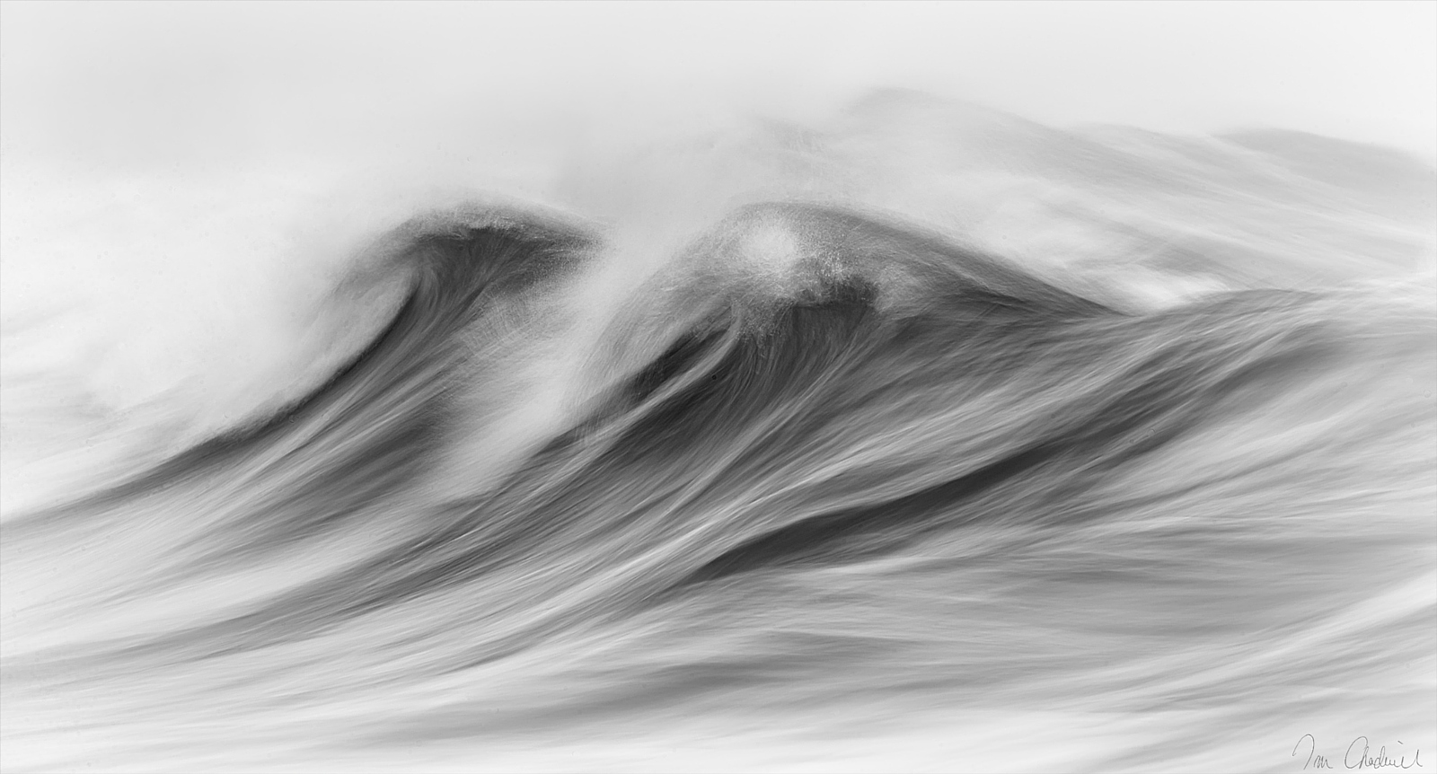 These Beautiful Black and White Photos of Waves Breaking Look Like Impressionist Paintings