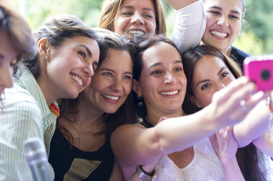 Jeans girls group pose hi-res stock photography and images - Alamy