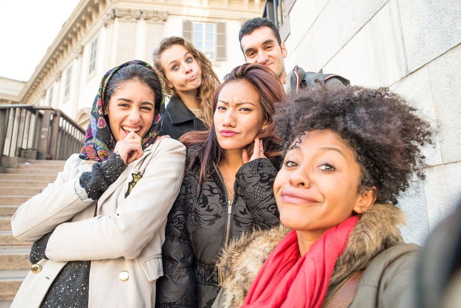 Outdoor pose for group of girls on a bridge or fence all with same crossed  over hands to unify the picture. | Girl poses, Dance picture poses, Poses