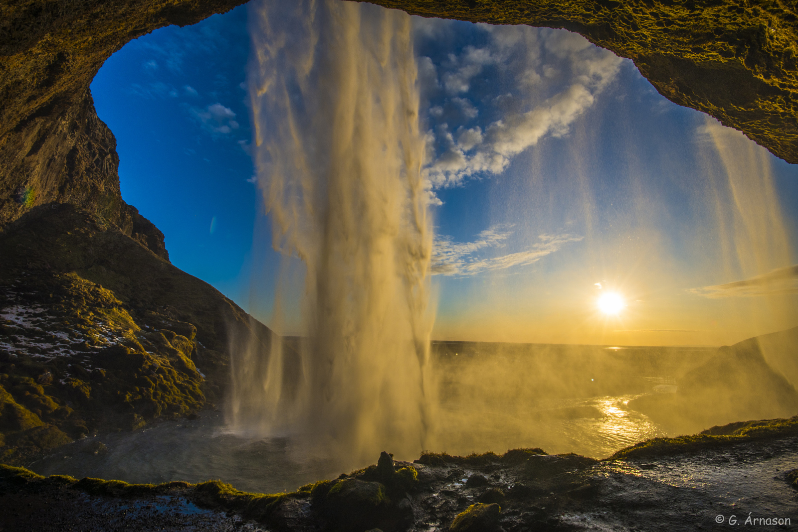 30 Amazing Waterfall Photos that AREN'T Long Exposures