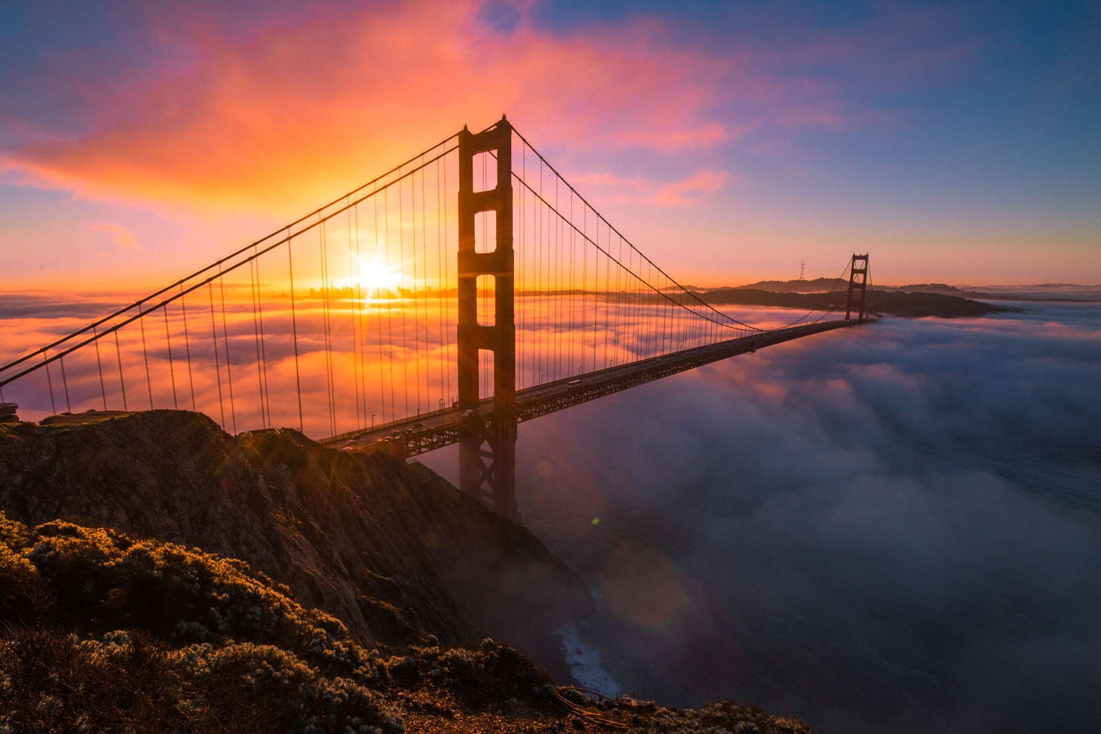 20 Sublime Photos Documenting A Day in the Life of the Golden Gate Bridge