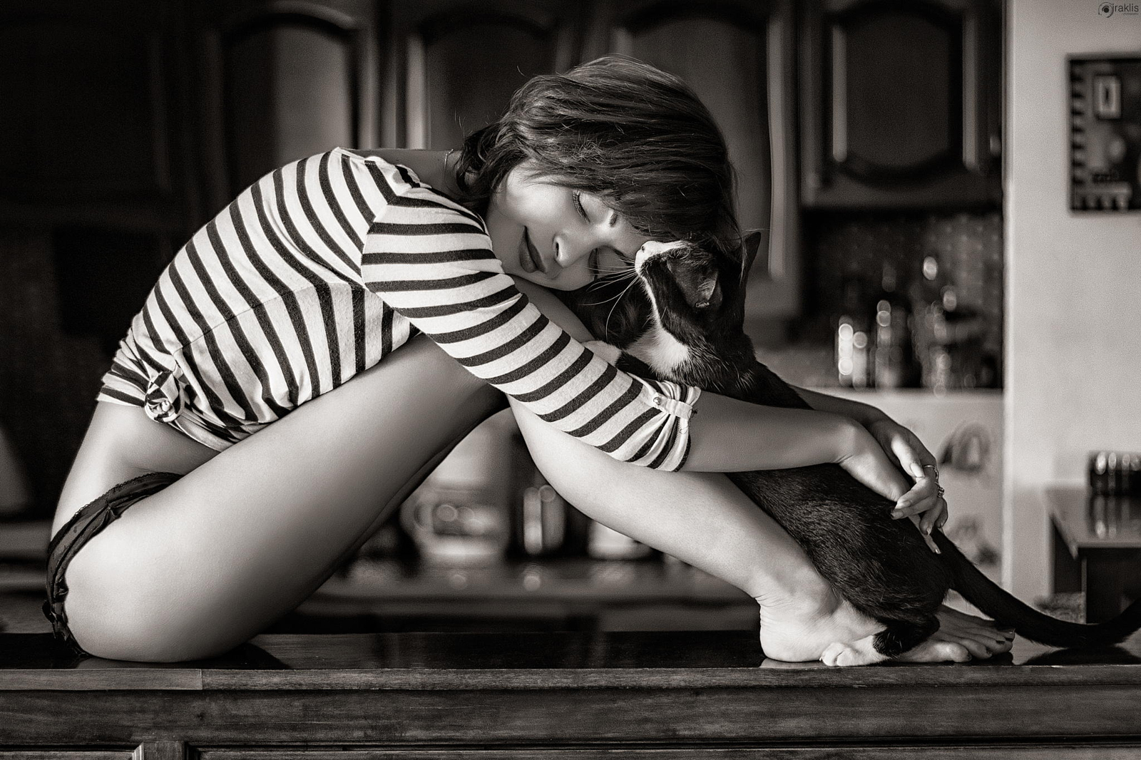 35 Cool Photos of Cat Ladies We Want To Be Friends With