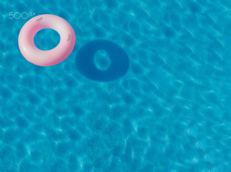 Inner_Tube_in_pool