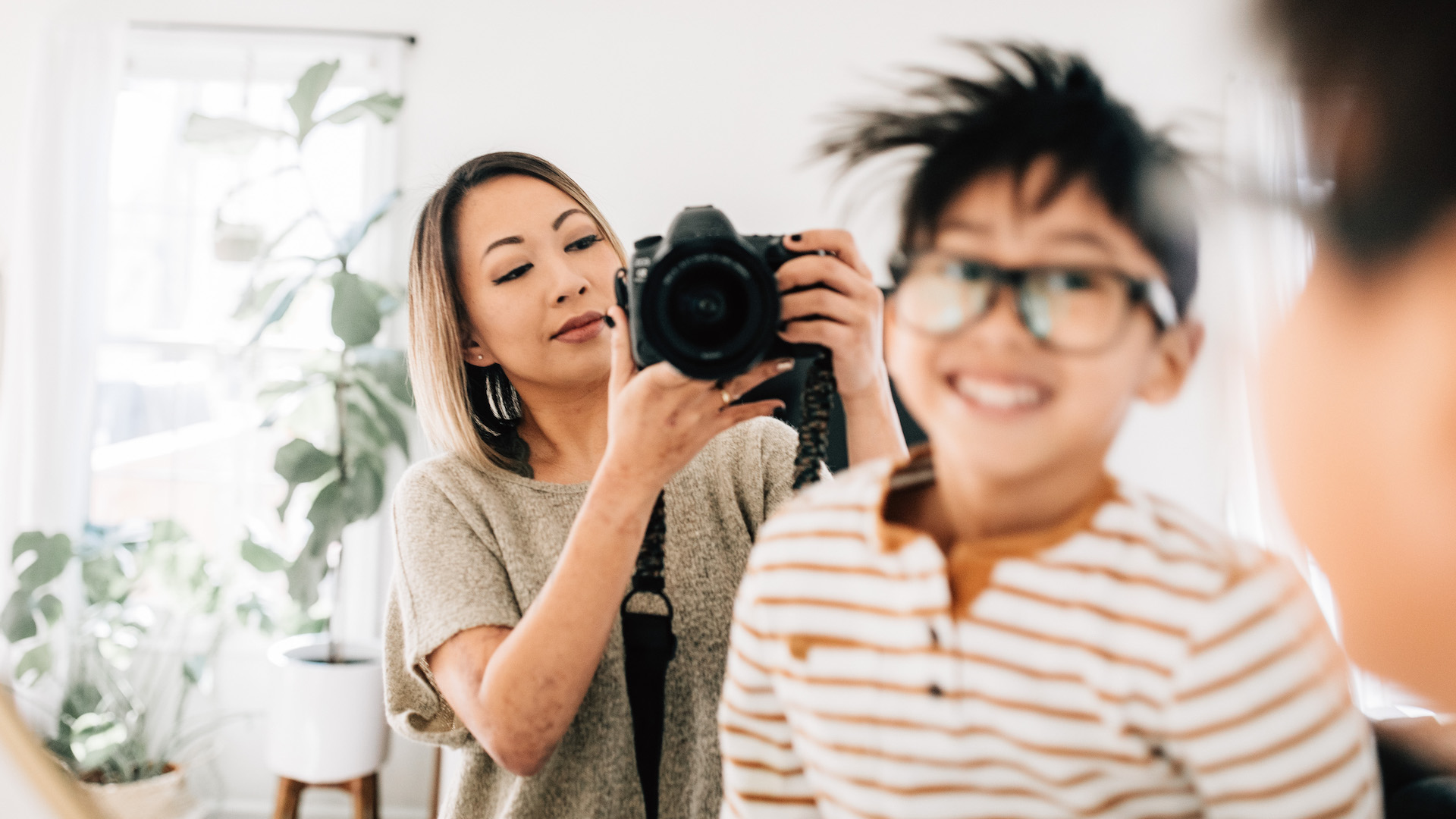 Candid family portraits (and tips for shooting at home)