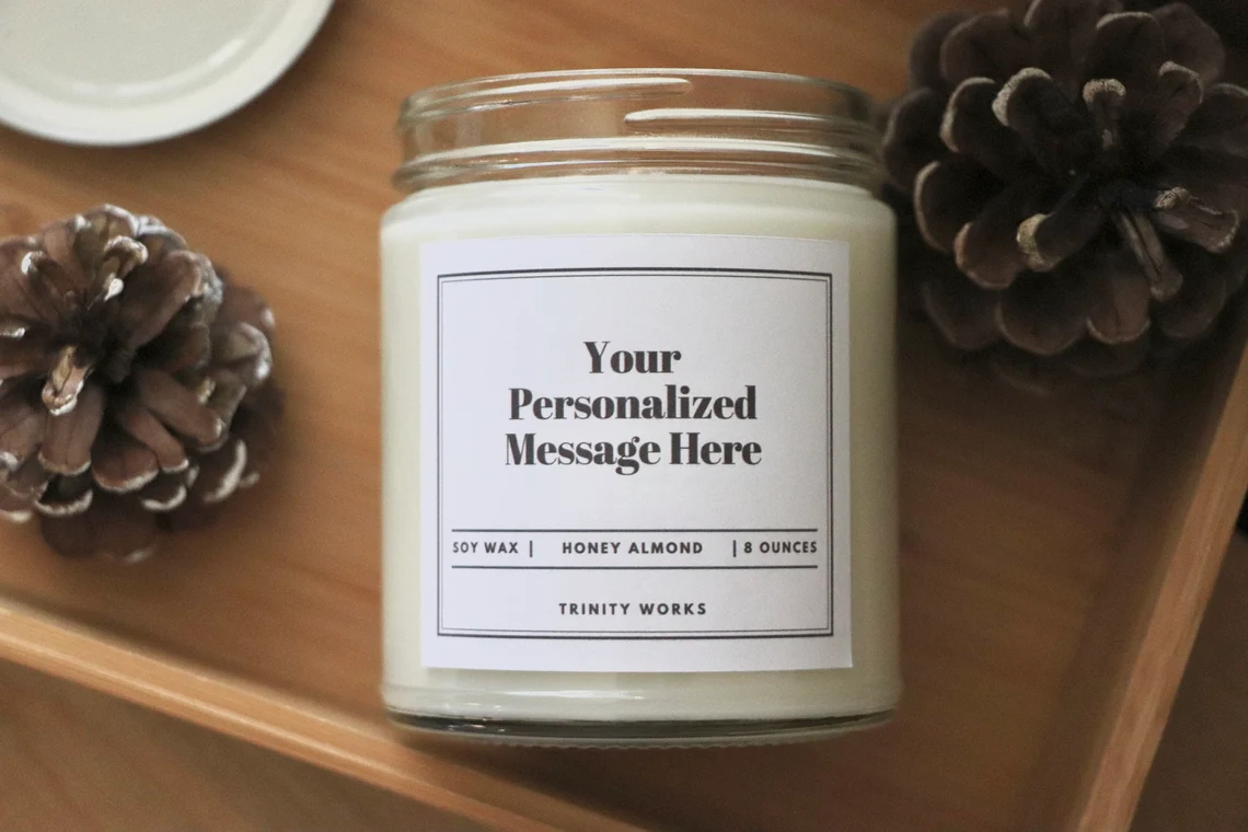 Candle with a label that can be personalized 