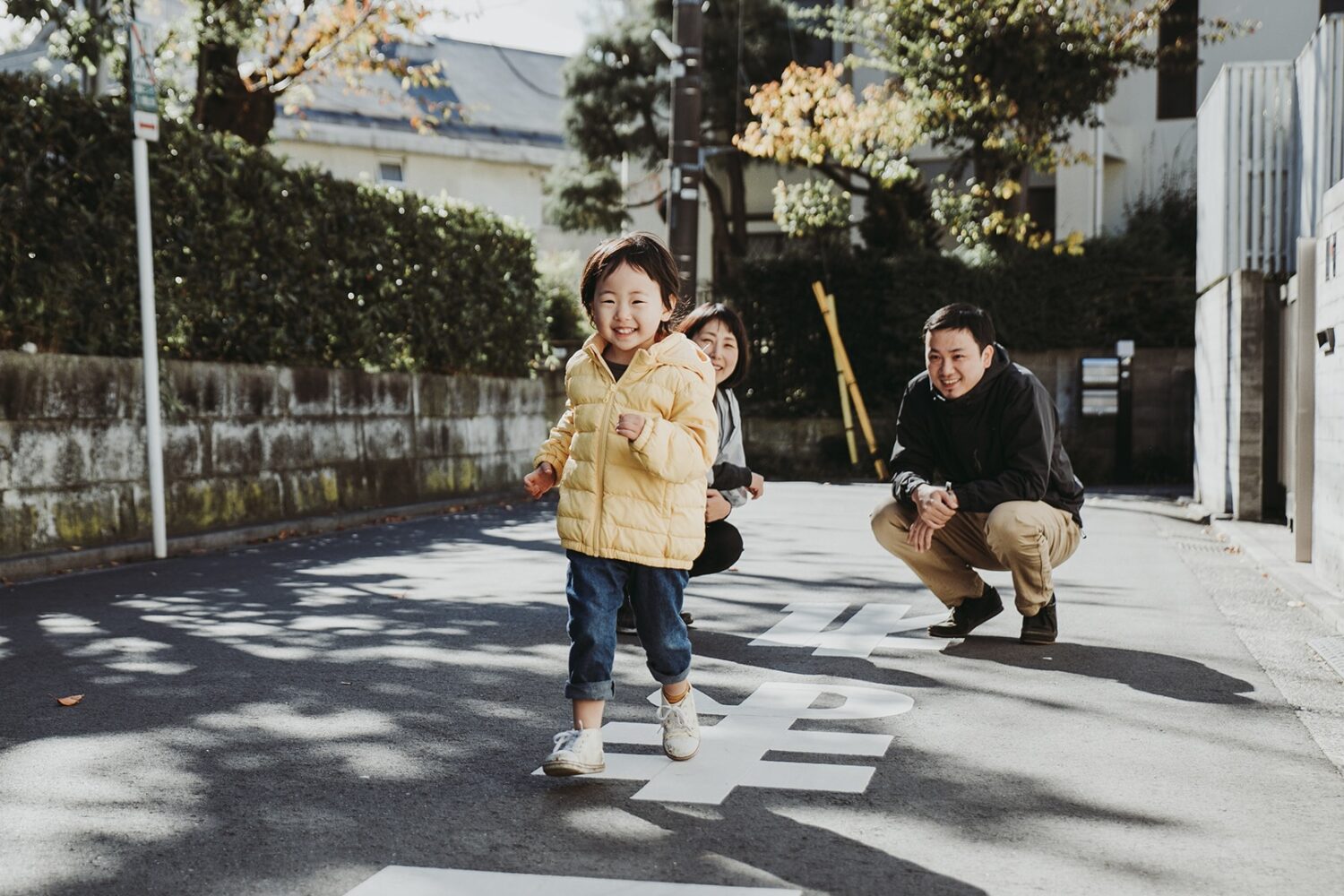 Happy japanese family spending time outdoor By Cristian Negroni 2