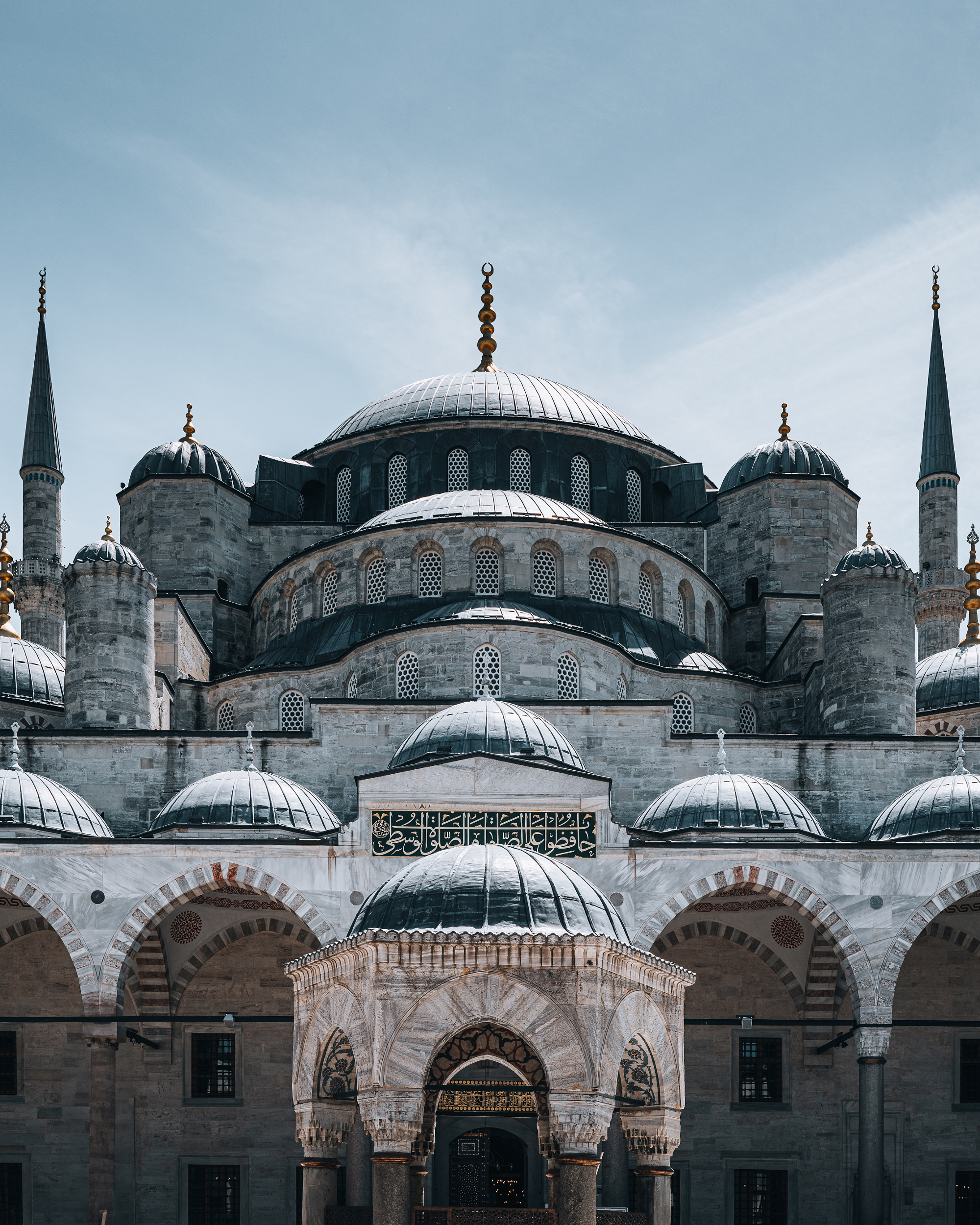 Historic mosque with domes and minarets in Istanbul, architectural photography by Leon Eule.