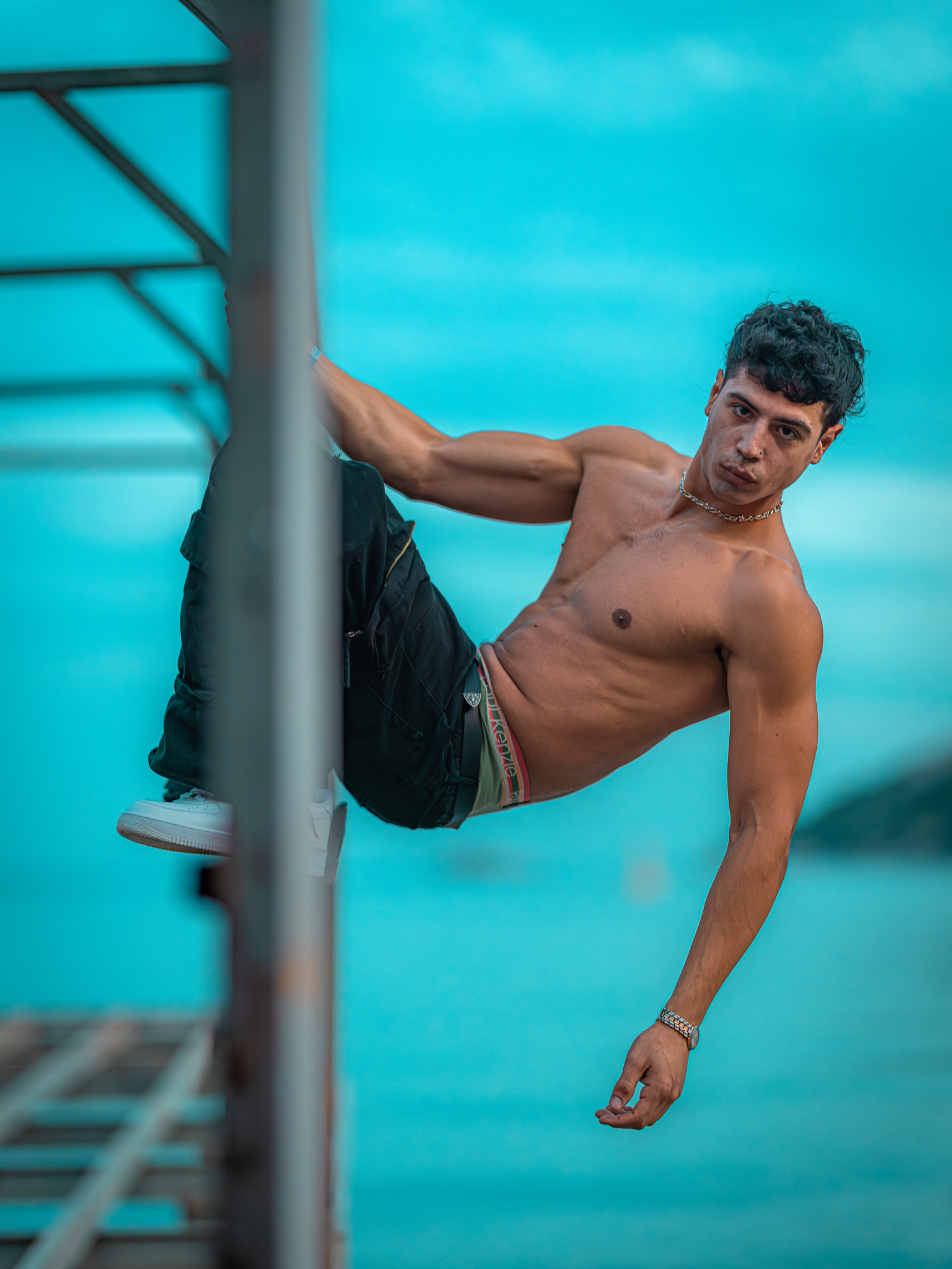 Hanging Strength Over the Sea