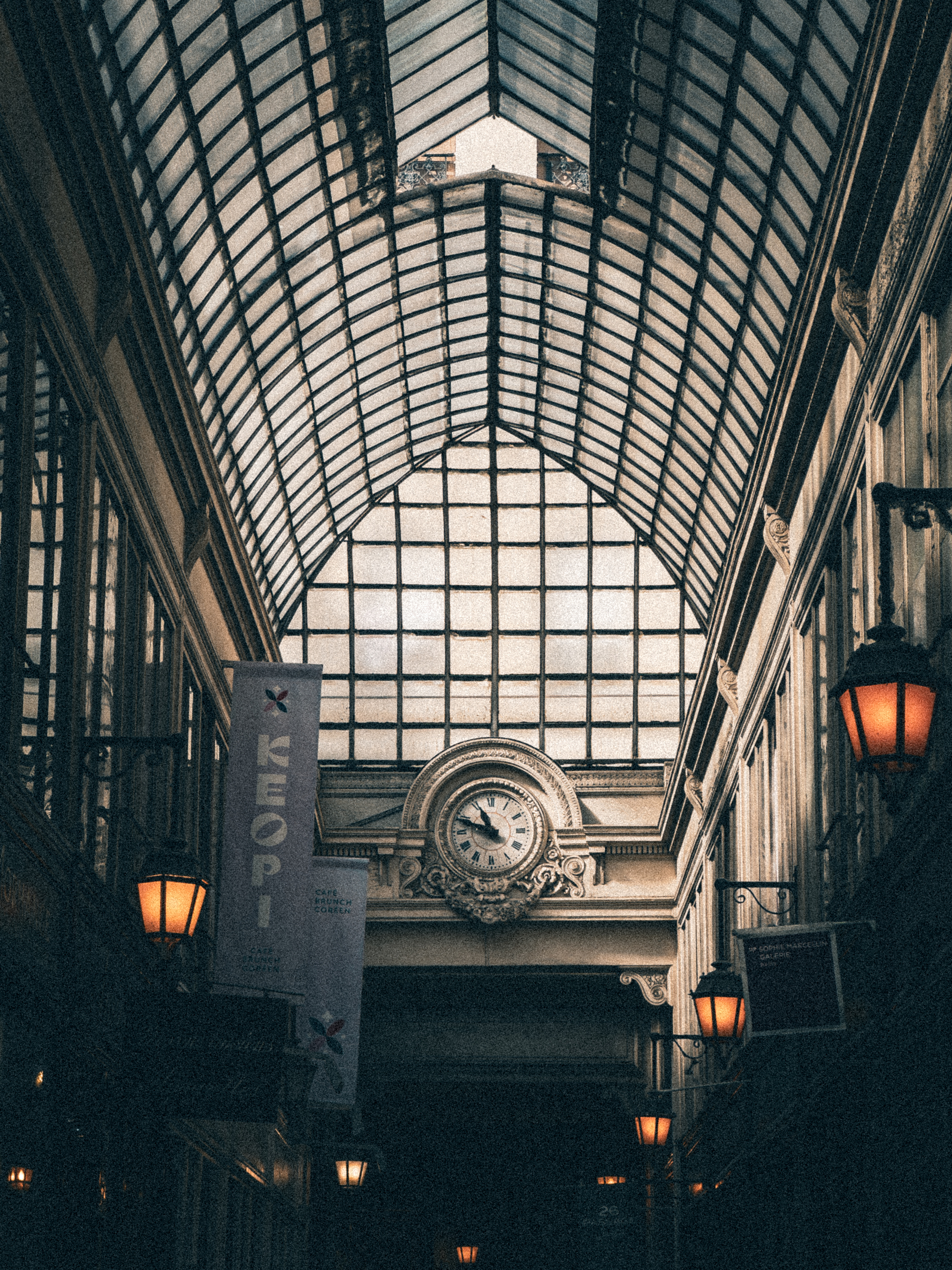 Parisian alley by Filip Chmielecki