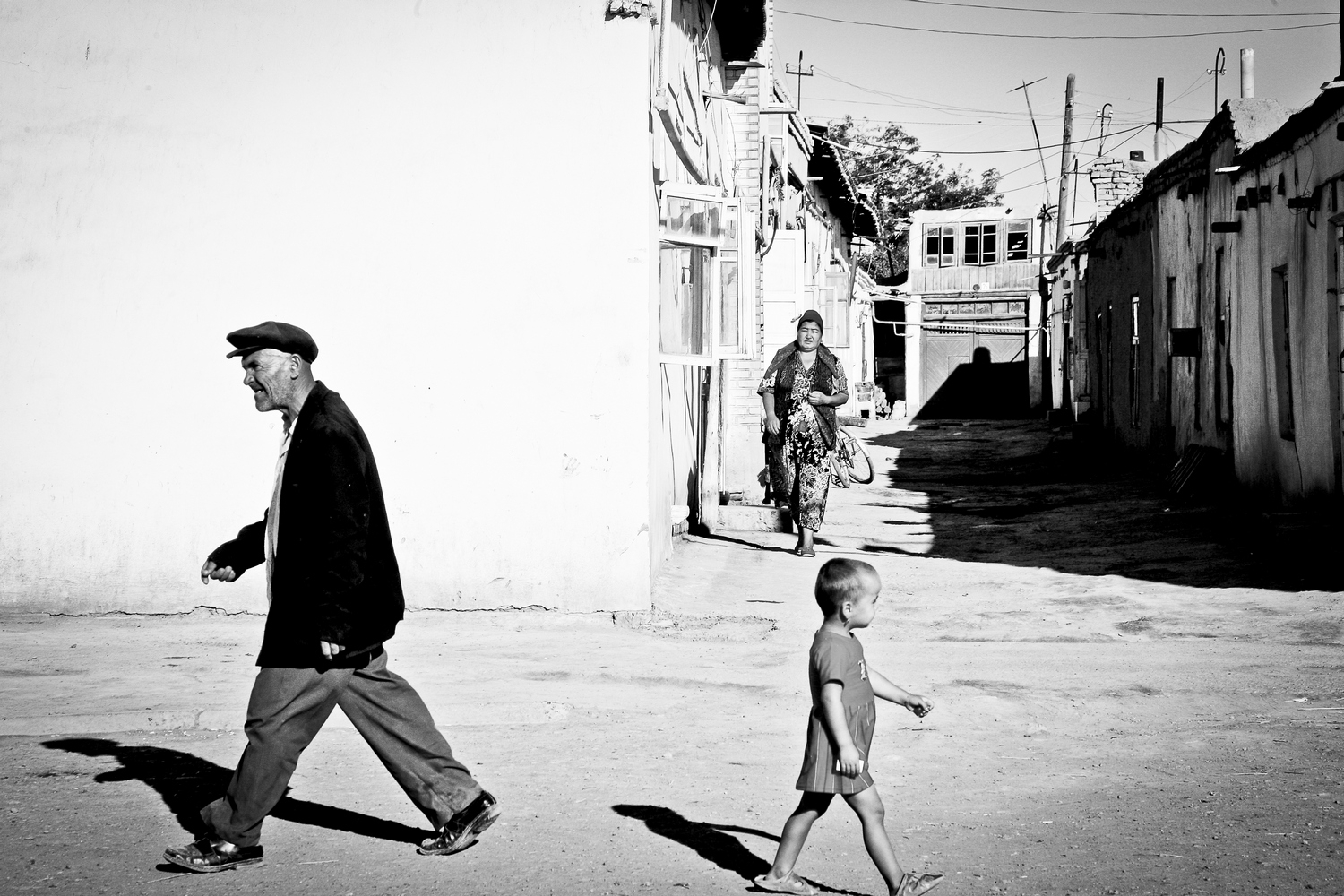 Enrique Murciano street photography capturing pedestrians walking in perfect sync outdoors.