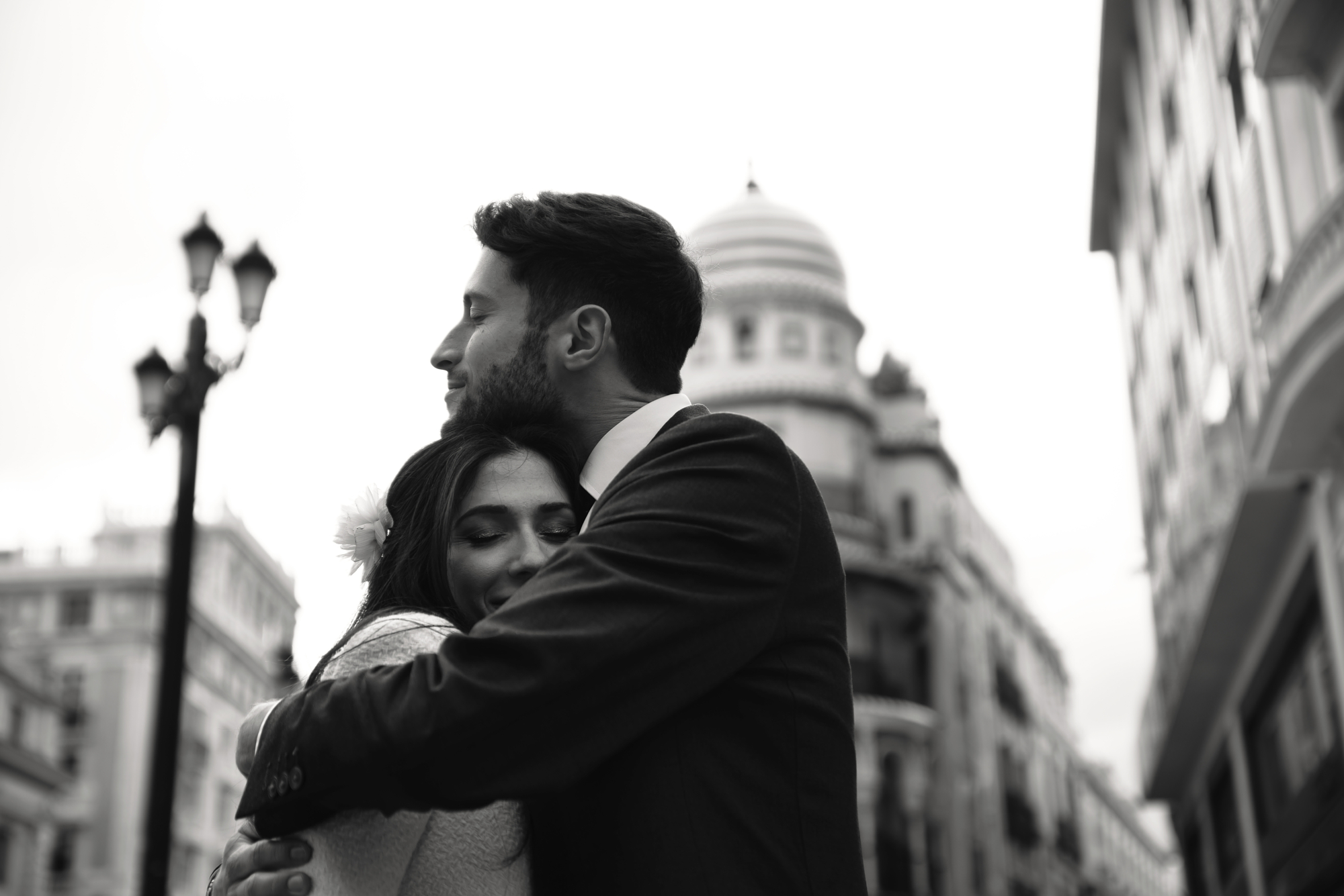 Black and white romantic couple portrait on an urban street in Spain by photographer Gonzalo Bendito